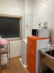 脱衣所　冷蔵庫とシンク、洗濯機を設置。