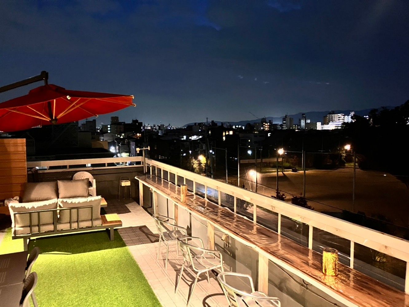 正面が公園なので見晴らしが良いです。