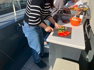 オプションでレンタルできる調理器具を使って野菜を切る様子