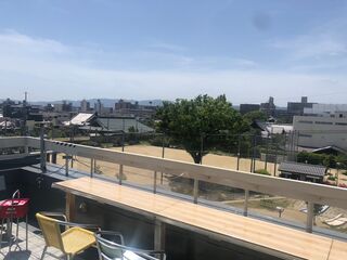 正面は広い公園です