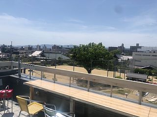 正面は広い公園です