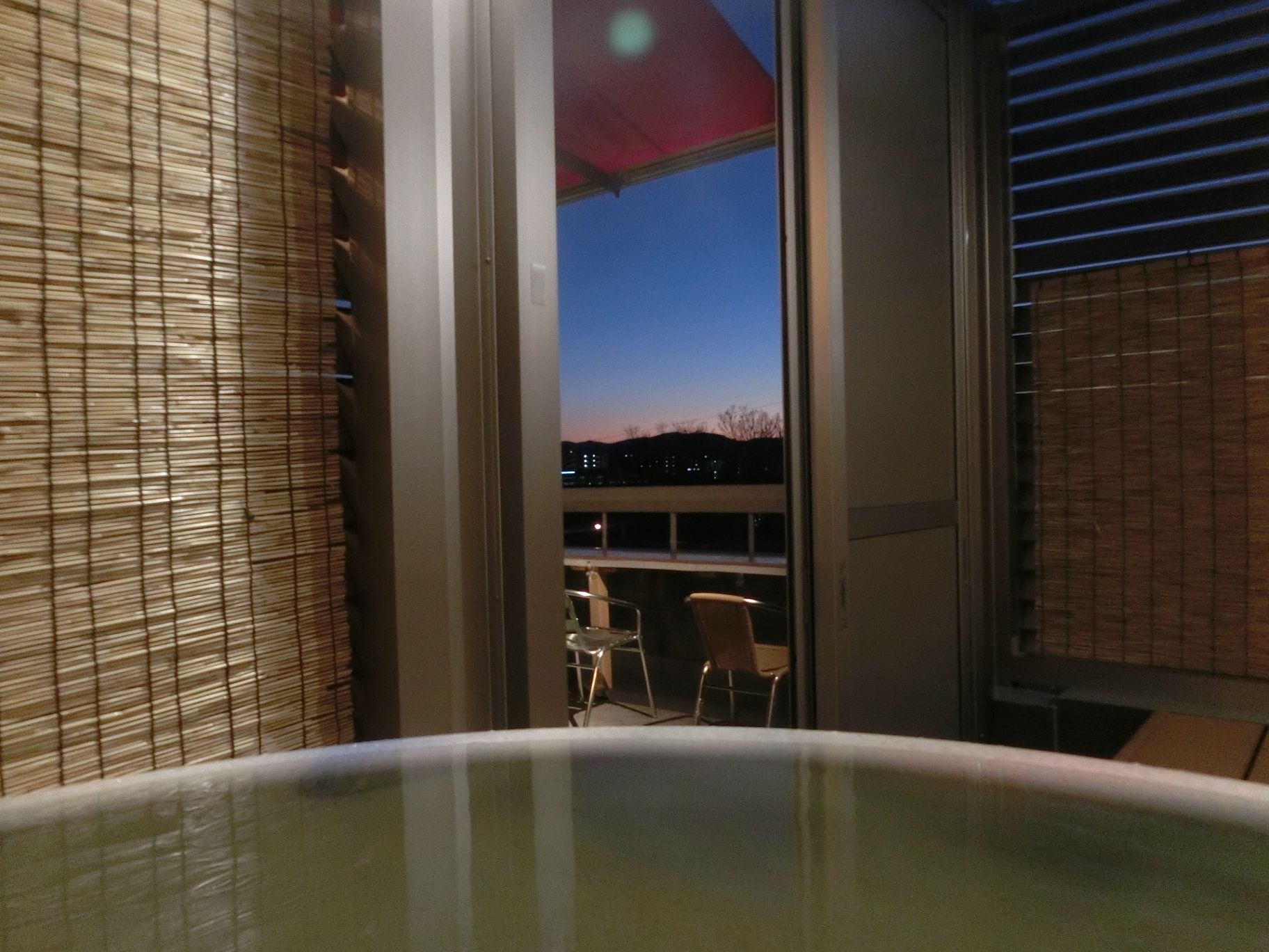 露天風呂　滞在中何度でもお好きな時間にご利用いただけます。温泉ではありません。