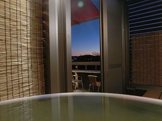 露天風呂　滞在中何度でもお好きな時間にご利用いただけます。温泉ではありません。