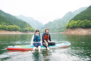 目の前のダム湖でSUP体験