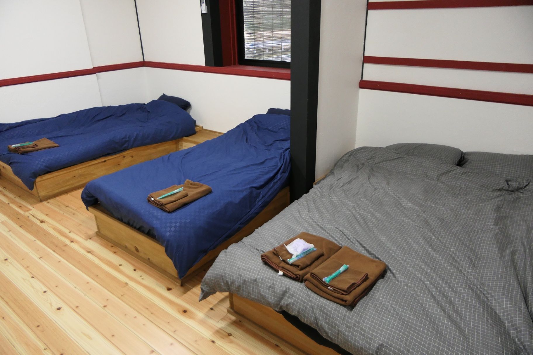 寝室３人部屋（うち１つはダブルベッド）