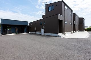 【駐車場・管理棟】広々とした駐車場と安心の管理棟設備