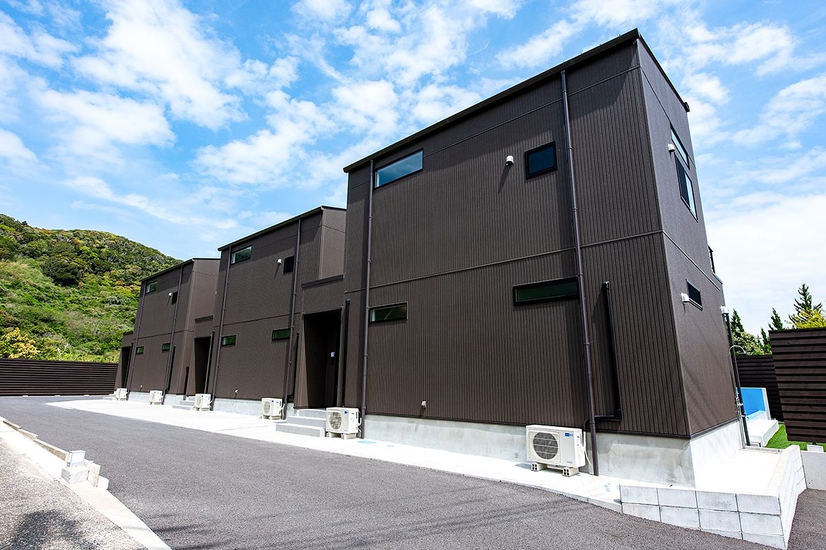 【外観（入口）】自然に囲まれた静かな環境に佇むモダンな建物