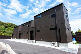 【外観(入口)】自然に囲まれた静かな環境に佇むモダンな建物