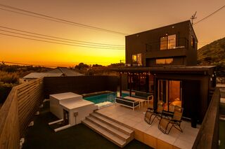 【Retreat Villa Aym（夕方】リラックスタイムを演出する美しい夕暮れ時