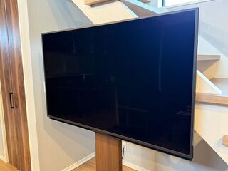 【リビング】みんなで楽しめる55型の大画面テレビ