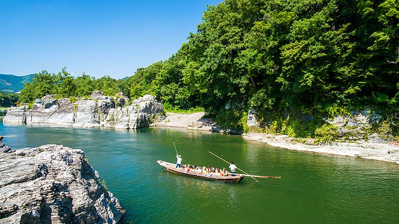 自然を満喫する川遊び