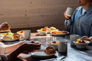 【食事イメージ】朝の光に包まれたダイニングで心地よい朝食時間