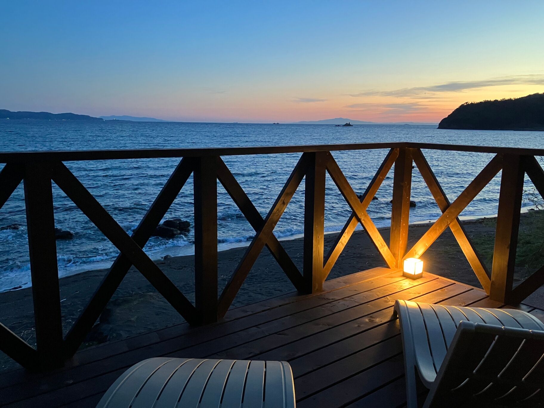 【サウナデッキ】夕暮れの海を眺めながら外気浴を楽しむ贅沢なひととき