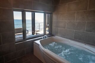 【バスルーム(1階)】海景色を眺めながらゆったり疲れる癒しの浴室