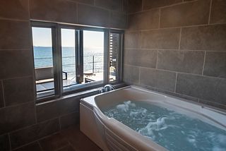 【バスルーム（1階）】海景色を眺めながらゆったり疲れる癒しの浴室