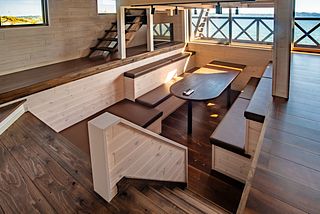 【ダイニング（2階）】ゆったり座れるベンチ席で家族や仲間と楽しい食事時間