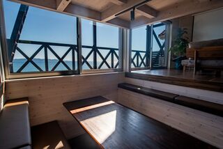 【ダイニング(2階)】海辺の景色を眺めながら食事を楽しむ癒しのひととき