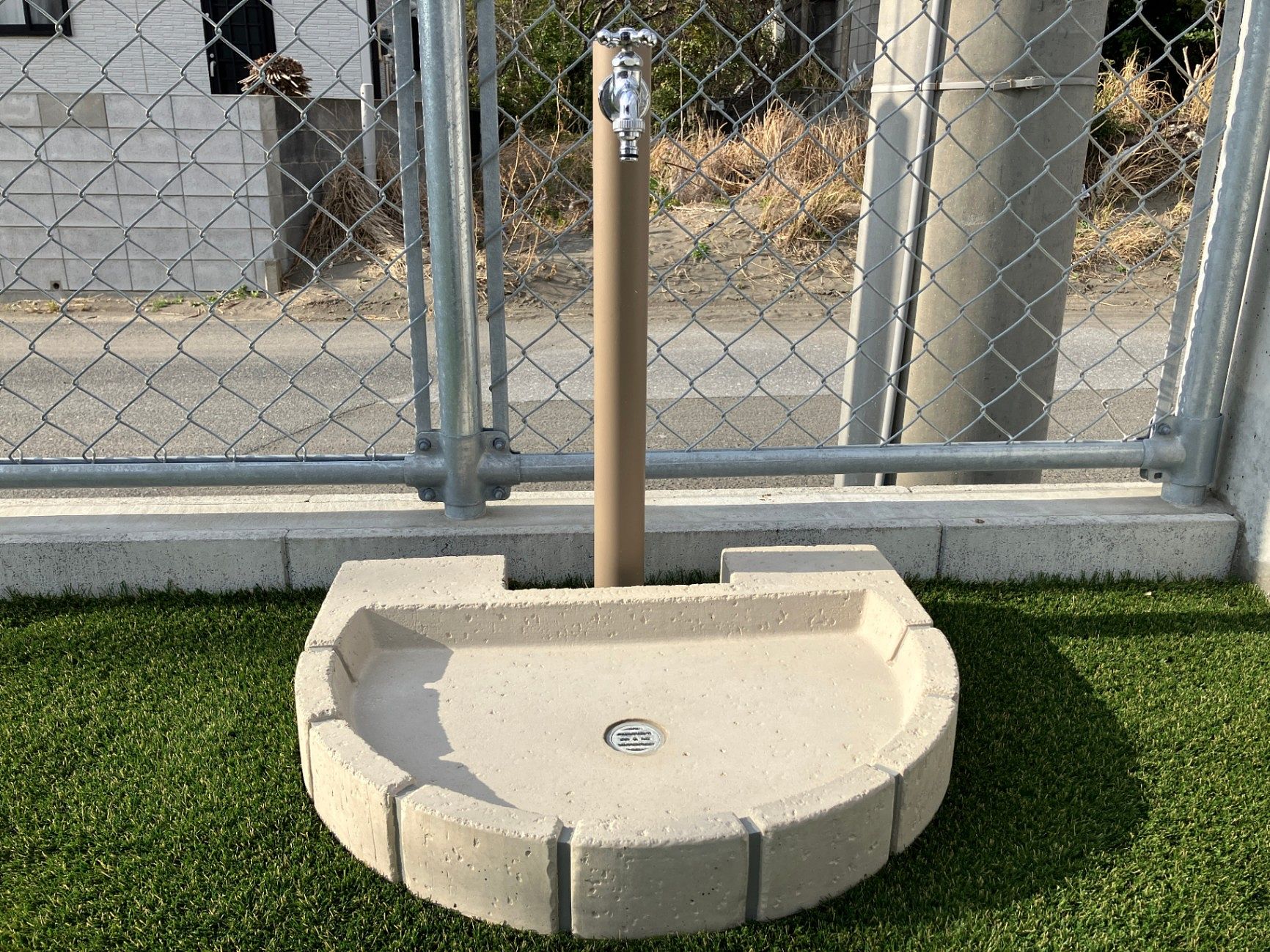 【ドッグラン】ドッグランに屋外水栓を設置。遊んだ後もすぐに洗えて便利です