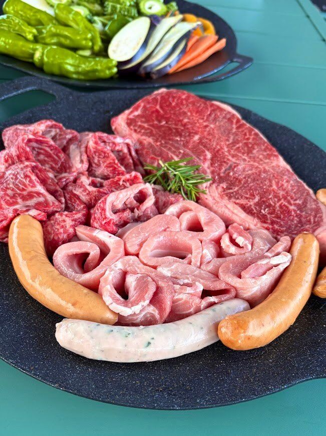 BBQ食材：甲州ワインビーフのステーキにお肉と野菜、たれとハーブソルトのセットです。