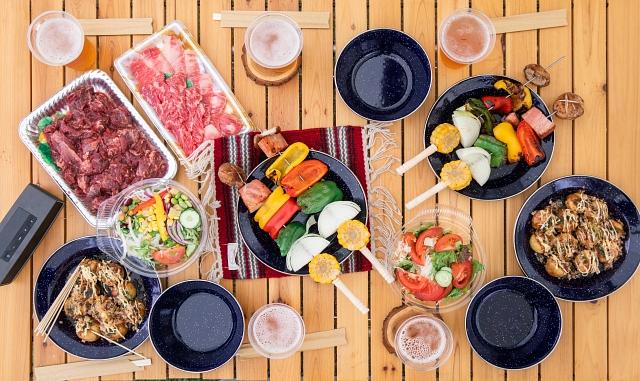 バーベキューを囲む食卓