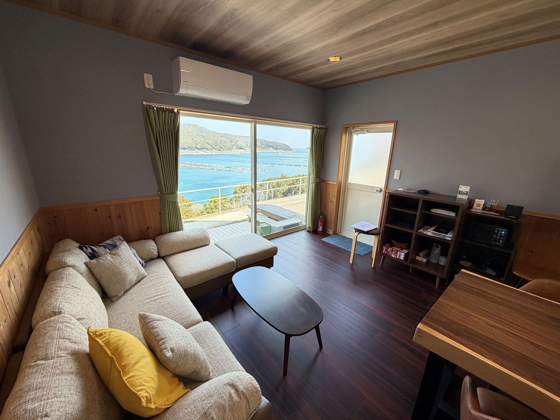 ソファー、クッション、座布団もご用意。