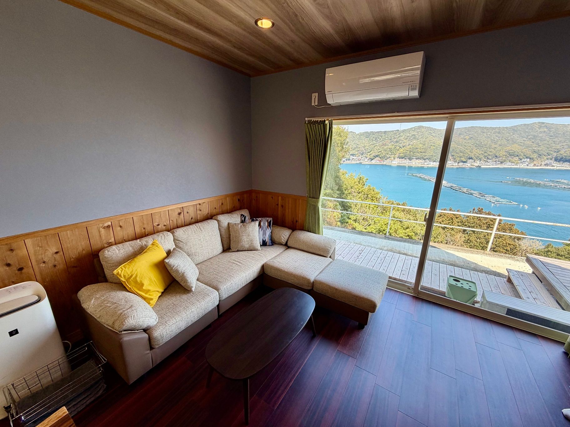 ゆったりソファーでお寛ぎください。