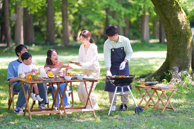 バーベキューを楽しむ家族