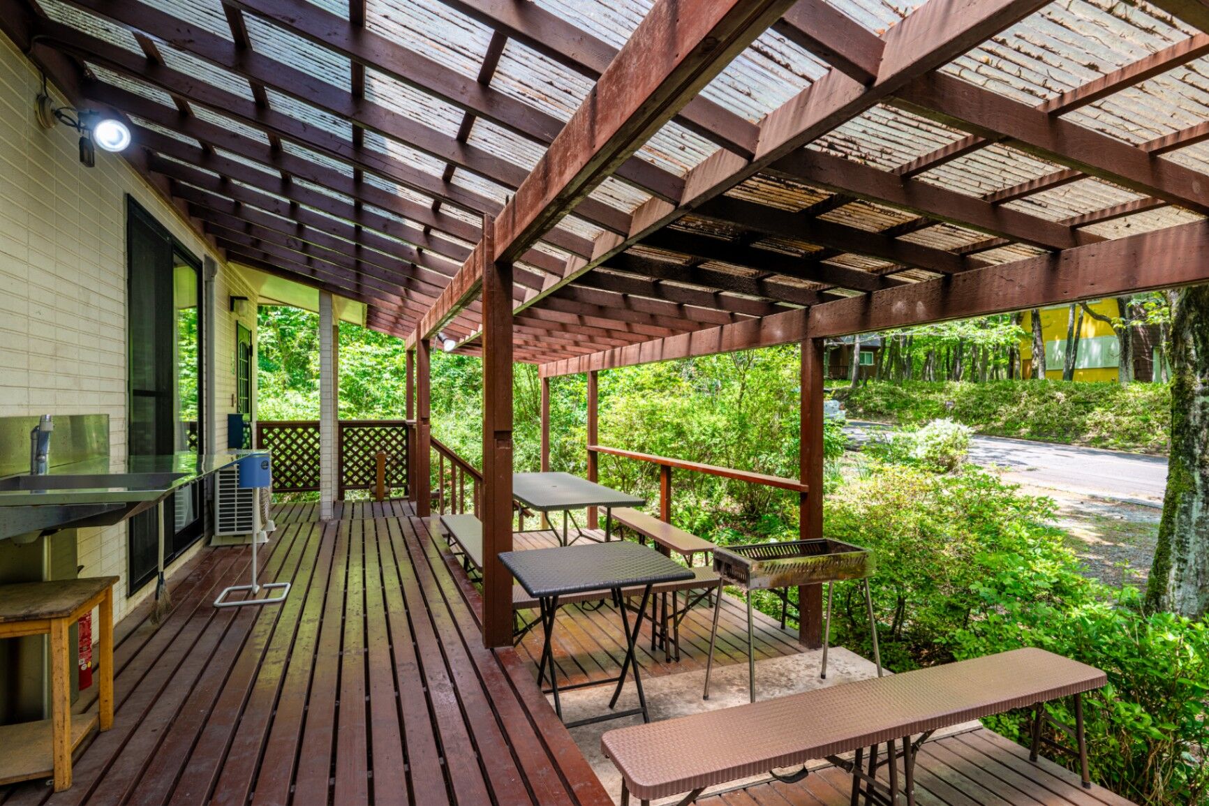 BBQ設備無料！大人数でもゆったり楽しめる屋根付きデッキにはBBQに便利なシンク付き