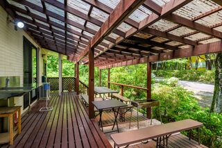 BBQ設備無料！大人数でもゆったり楽しめる屋根付きデッキにはBBQに便利なシンク付き