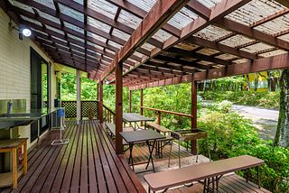 BBQ設備無料！大人数でもゆったり楽しめる屋根付きデッキにはBBQに便利なシンク付き