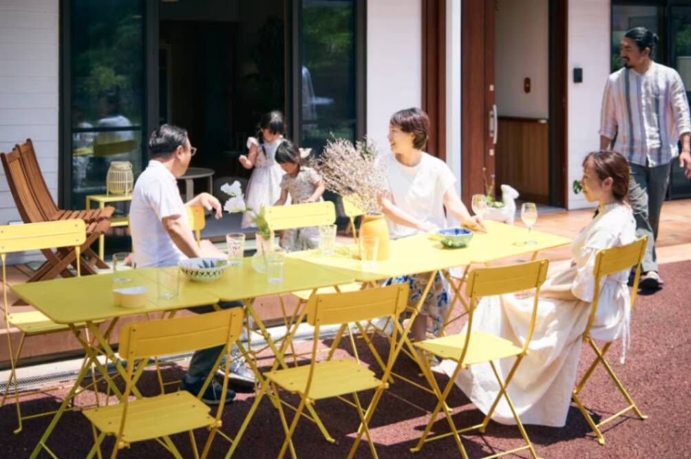 庭には8名分のテーブル&チェアセット
