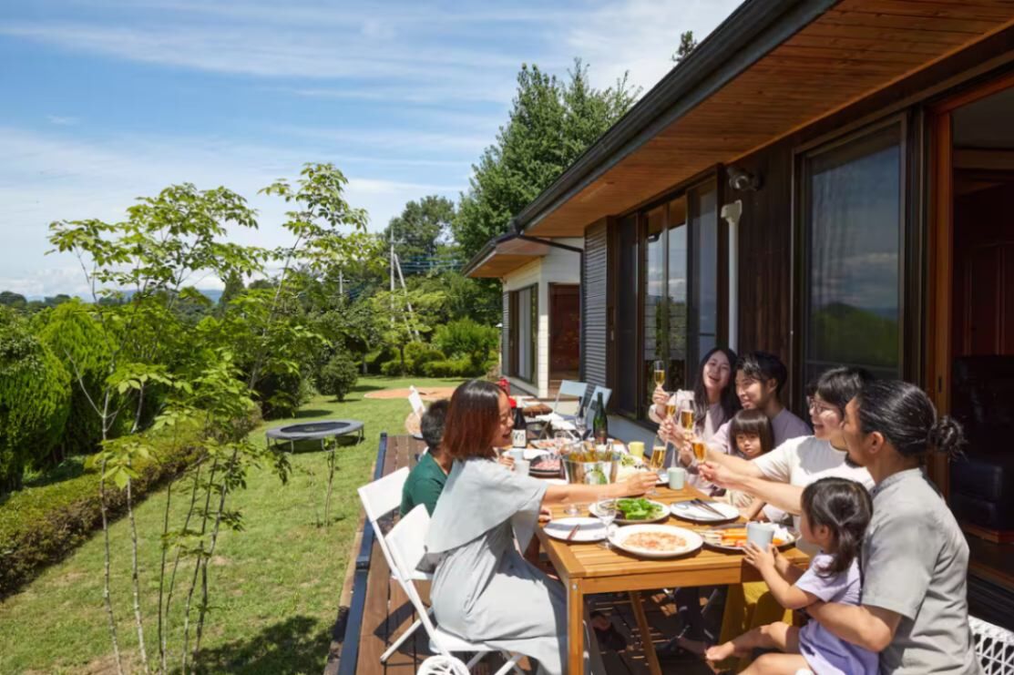 デッキでBBQを楽しめます。日除け・雨よけ用のパラソルもあります。