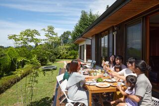デッキでBBQを楽しめます。日除け・雨よけ用のパラソルもあります。
