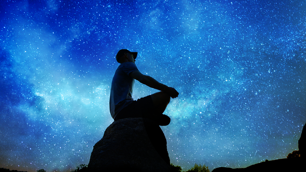 星空を観測する青年