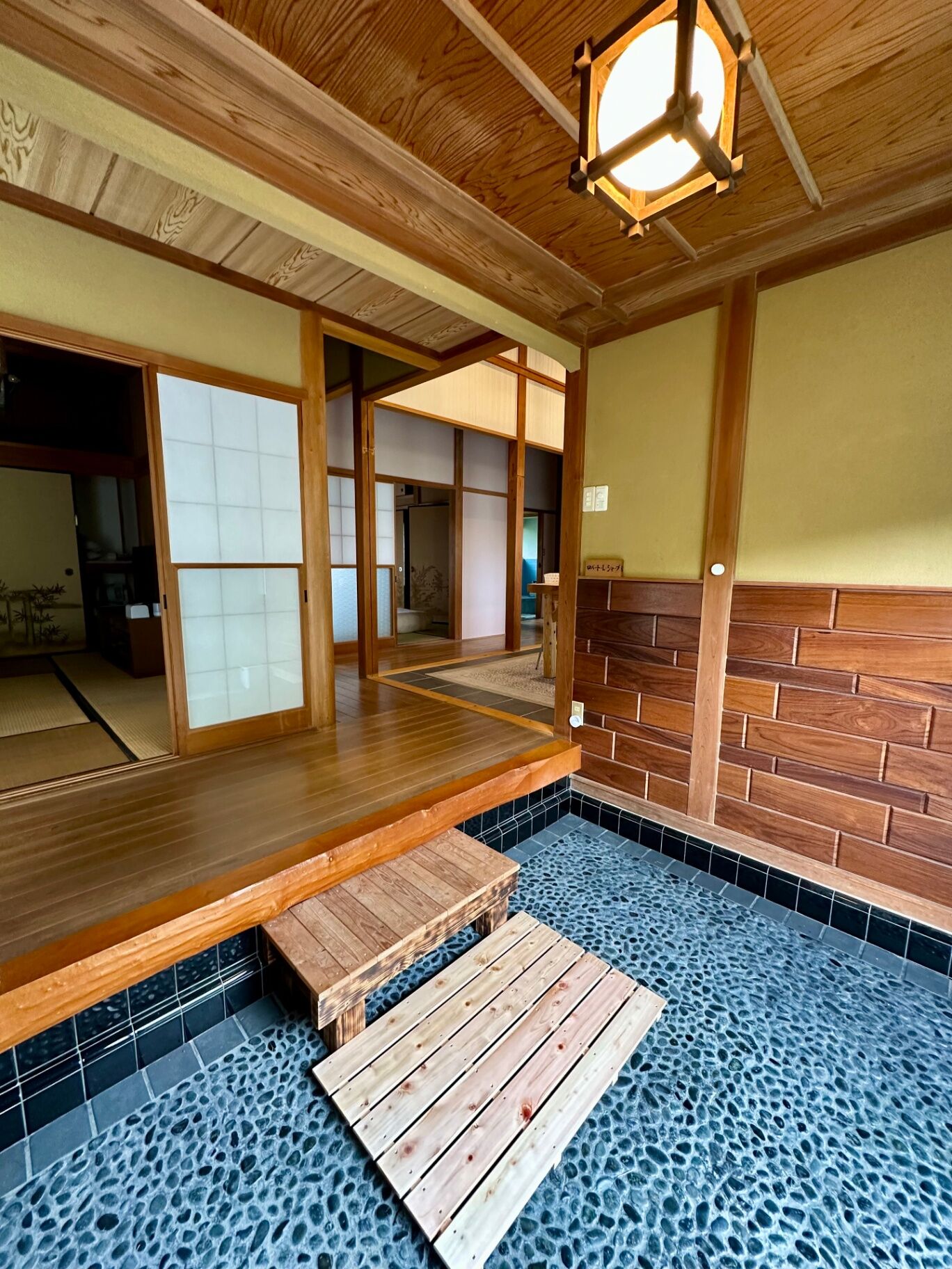 広々玄関、外用サンダルご利用いただけます