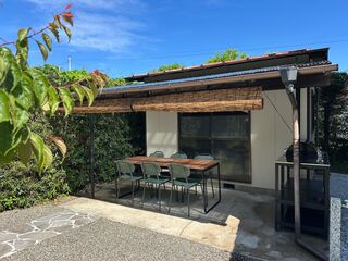 すだれで雨も日差しも気にせずBBQ