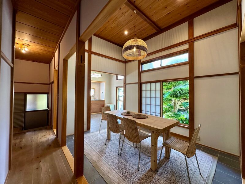 高い天井と開放感のあるリビングルーム