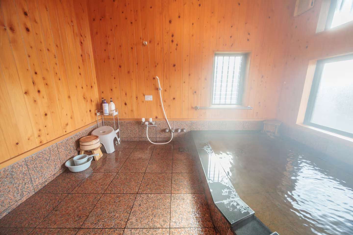 見晴らしのよい、本格石風呂。いつでも何度でも温泉をお楽しみいただけます。