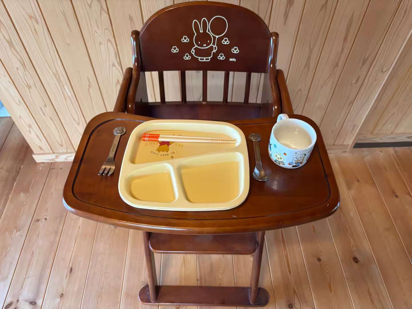 お子様用の椅子や食器もご用意しています。