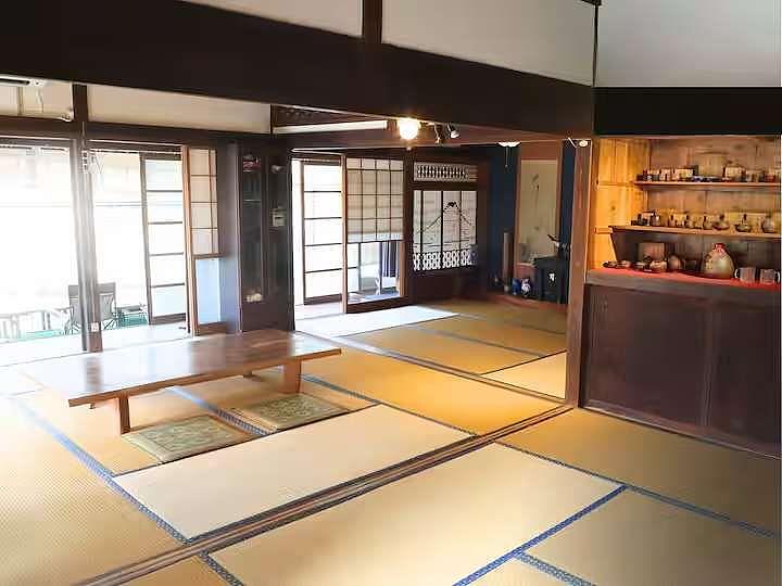 畳のお部屋、テーブル、座布団、障子等