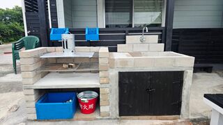 屋外の広場で大人数で炭BBQコンロ