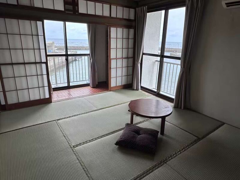 2階8畳+窓辺2畳