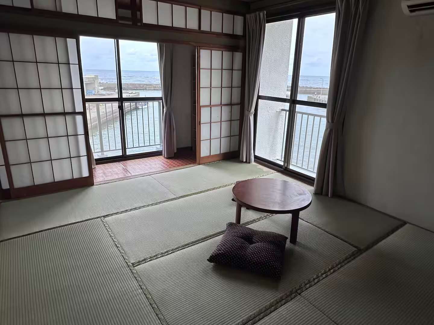 2階8畳+窓辺2畳
