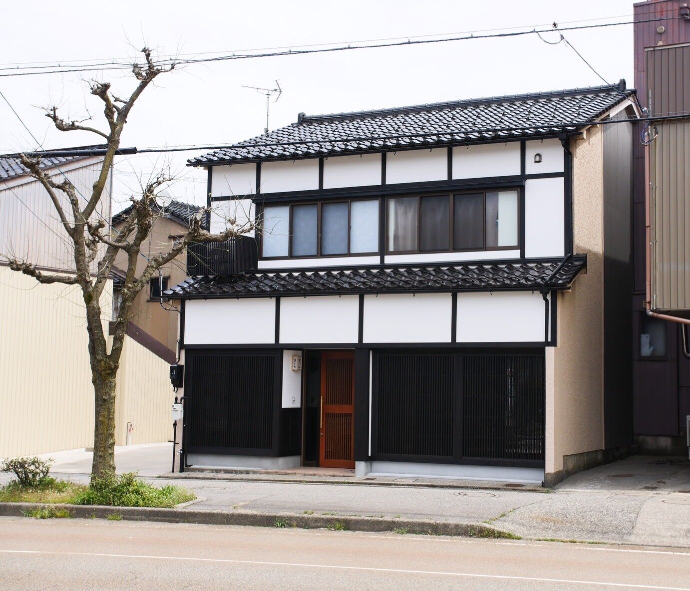 東大通りからの外観