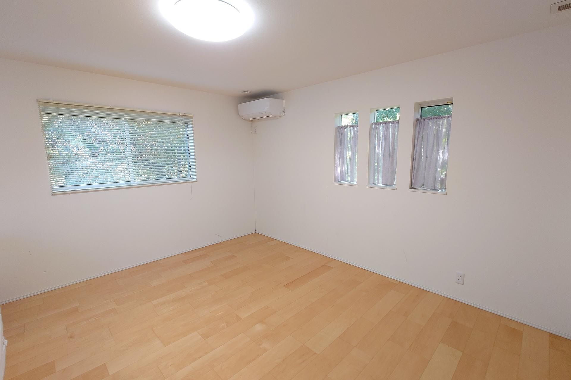 窓の外には自然が広がる寝室は広くてゆったりSpacious & useful room