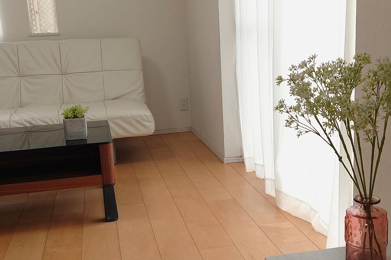 自然光が差し込む、広くて快適なリビングBright comfy living room