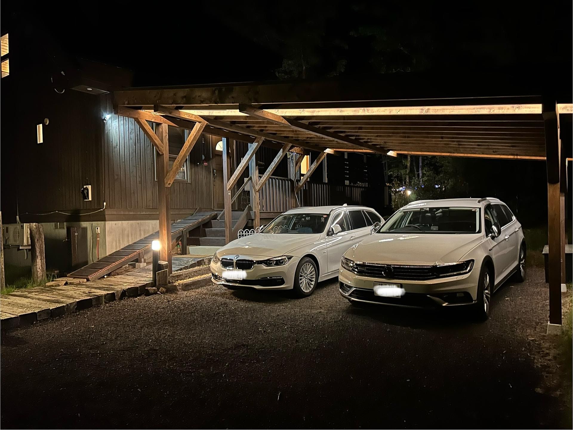 駐車場2台分は屋根有ります。雨の日も濡れずに玄関へ