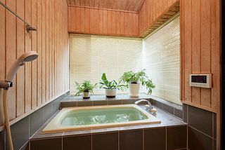 ヒバの木と観葉植物にに囲まれたお風呂