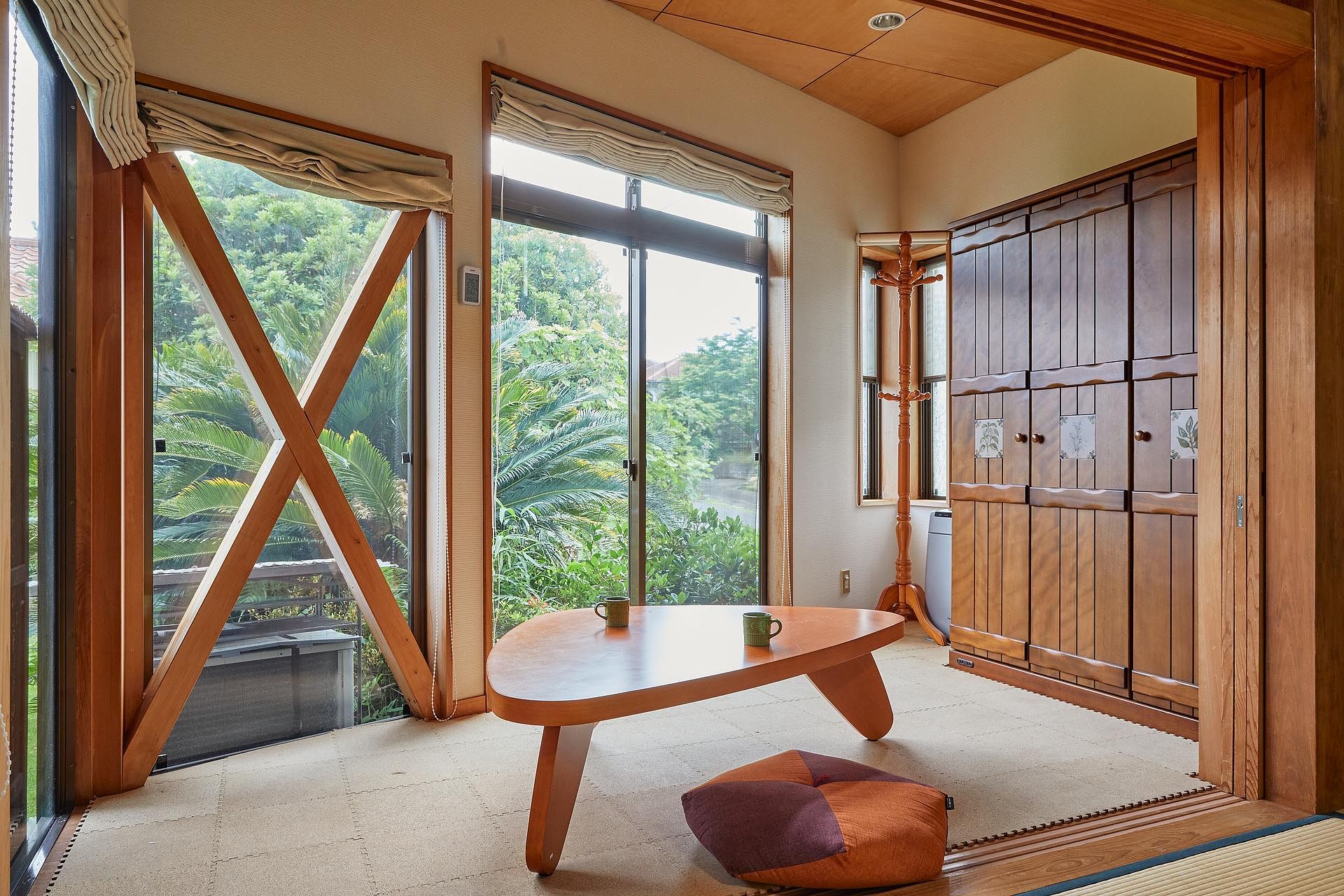 和室のクローゼットとテーブル