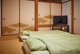 和室のテレビとお布団